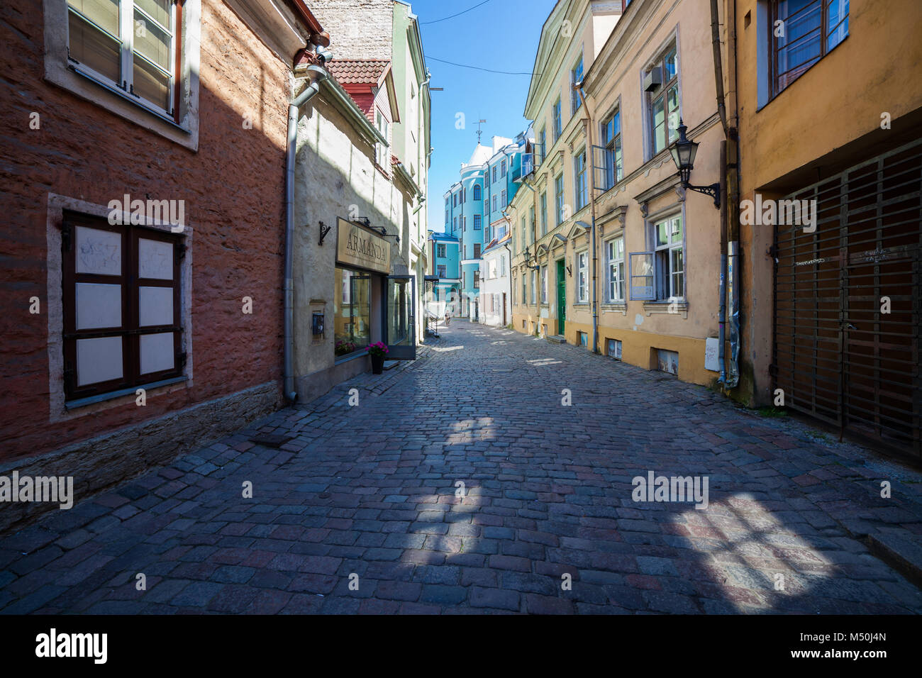 La mattina presto sulla strada stretta Muurivahe a Tallinn Foto Stock