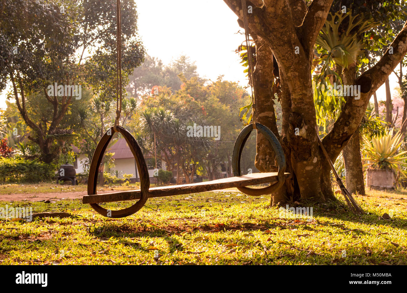 In stile vintage di swing in legno e luce solare bello la sera holiday,a Phurua resort ,Loei,a nord-est della Tailandia,guardare la freschezza, Foto Stock