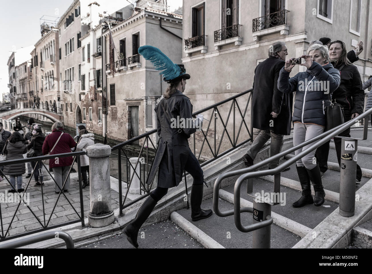 Donna che indossa il cuoio tailcoat e top hat al Carnevale di Venezia Foto Stock