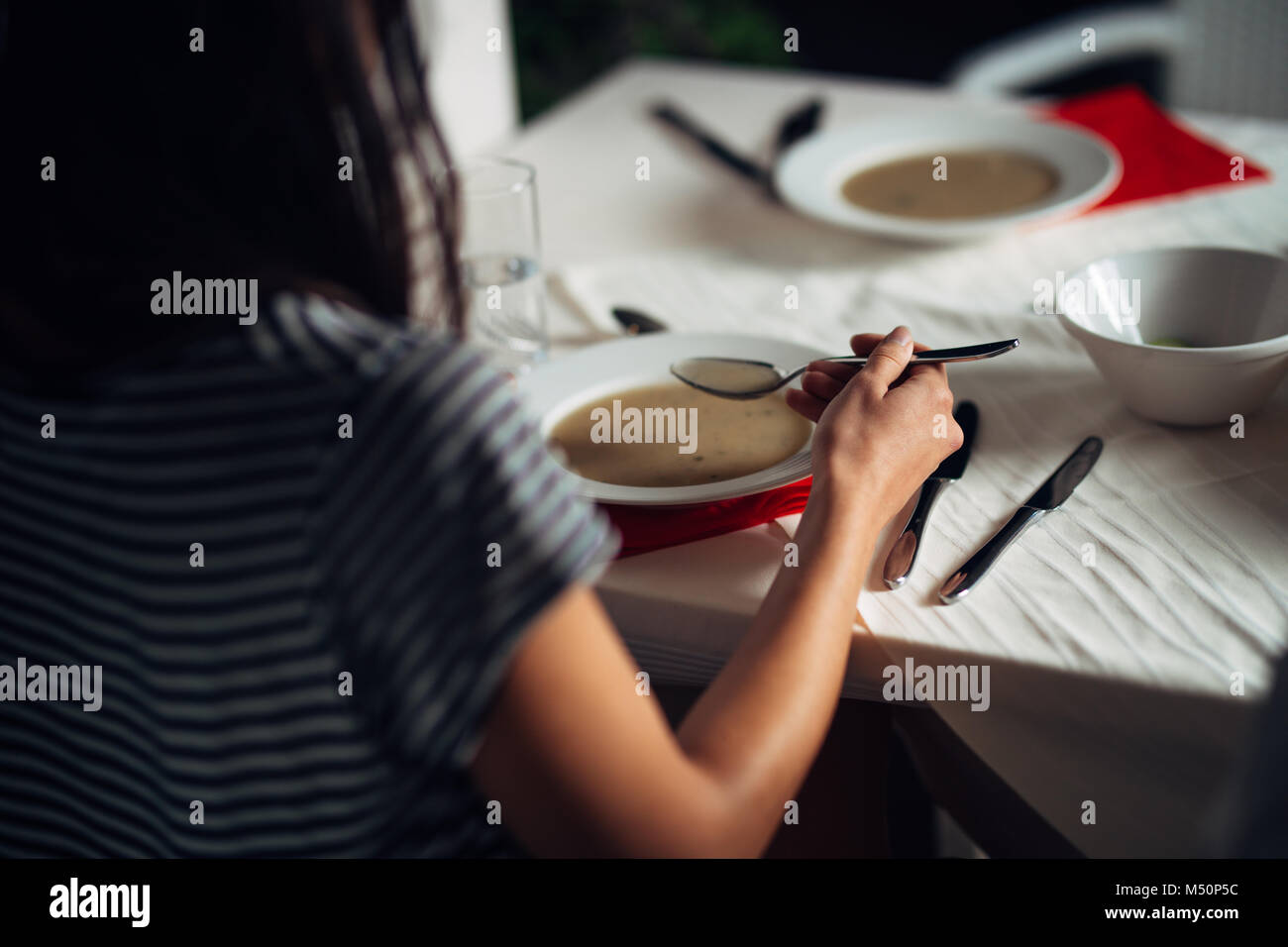 La donna nel ristorante mangiare vegetariano vegano minestra in crema.Senza glutine e dietetici.femmina osso mangiare brodo zuppa di base.Nutrizione e dietetica.sani e li Foto Stock