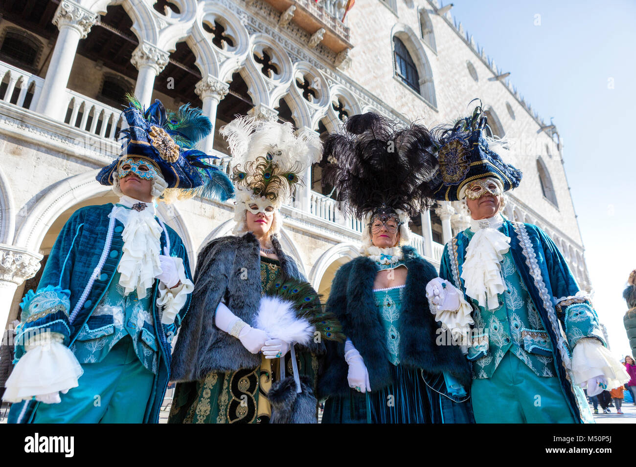 Due coppie di indossare il XVIII secolo costume di carnevale di Venezia Foto Stock