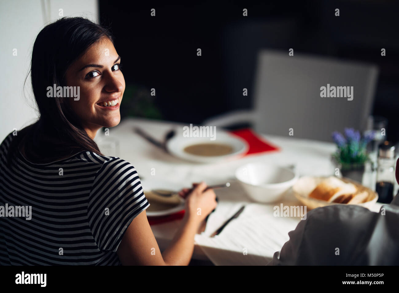 La donna nel ristorante mangiare vegetariano vegano minestra in crema.Senza glutine e dietetici.femmina osso mangiare brodo zuppa di base.Nutrizione e dietetica.sani e li Foto Stock