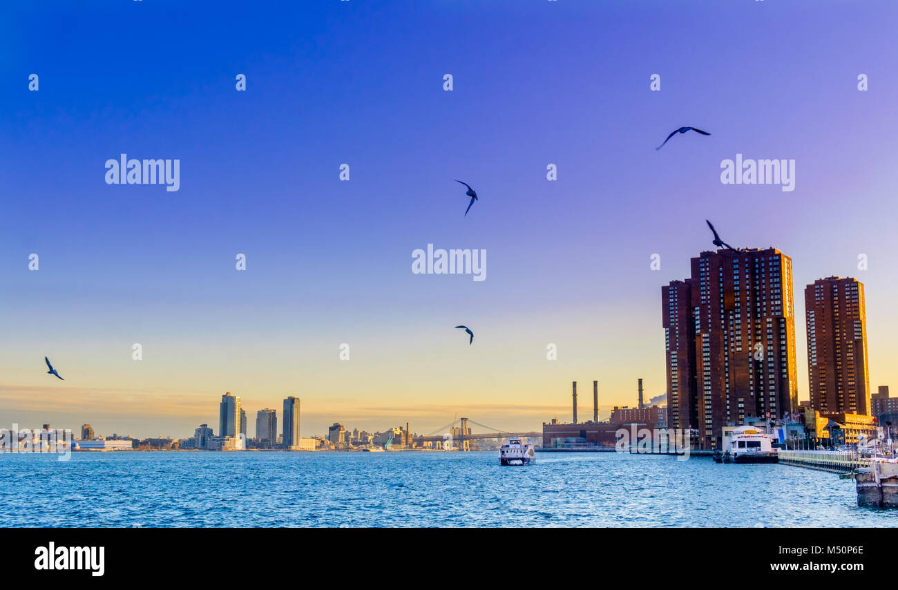 L'East River al tramonto, New York City, USA Foto Stock