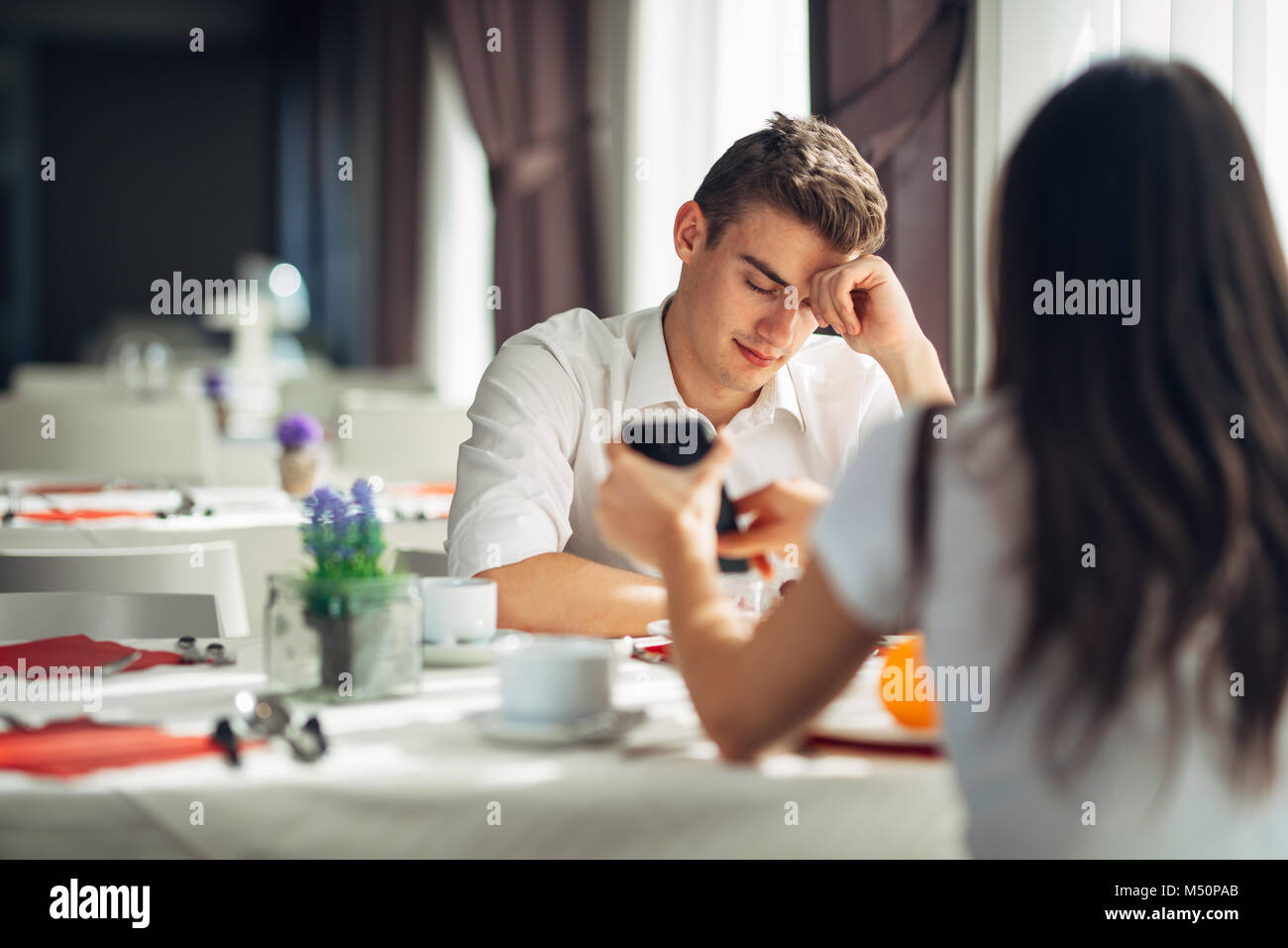 Deluso ha sottolineato l uomo getting fired.attaccato e uomo innocente accusato.perdere job.problemi di rapporto,divorzio,break up.Questioni finanziarie Foto Stock