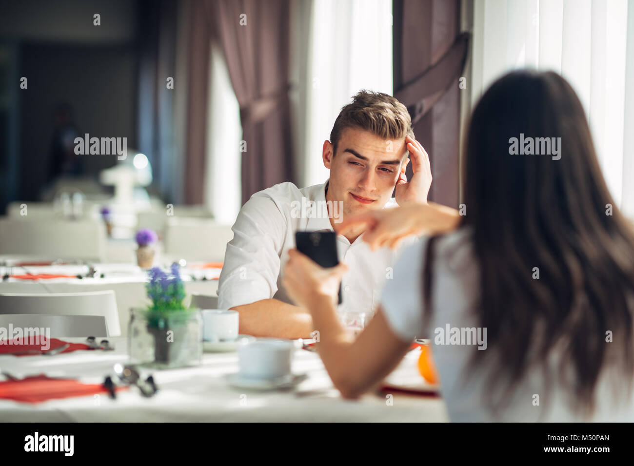 Barare uomo catturati avente un affare.L'uomo accusato e aggredito,uomo colpevole di essere infedele.problemi di rapporto,divorzio,break up.Donna mostra evidenc Foto Stock