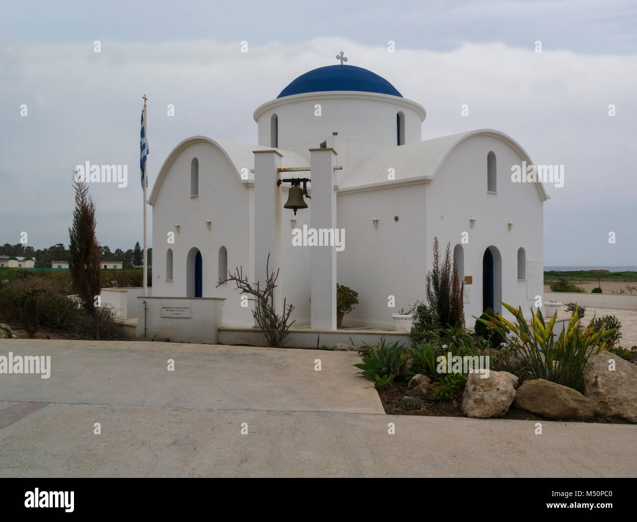 La Chiesa di San Nicola Paphos Cipro una piccola chiesa lungo la riva del mare sulla via costiera Foto Stock