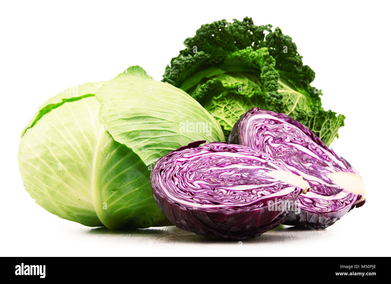 Fresche biologiche teste di cavolo isolati su sfondo bianco Foto Stock