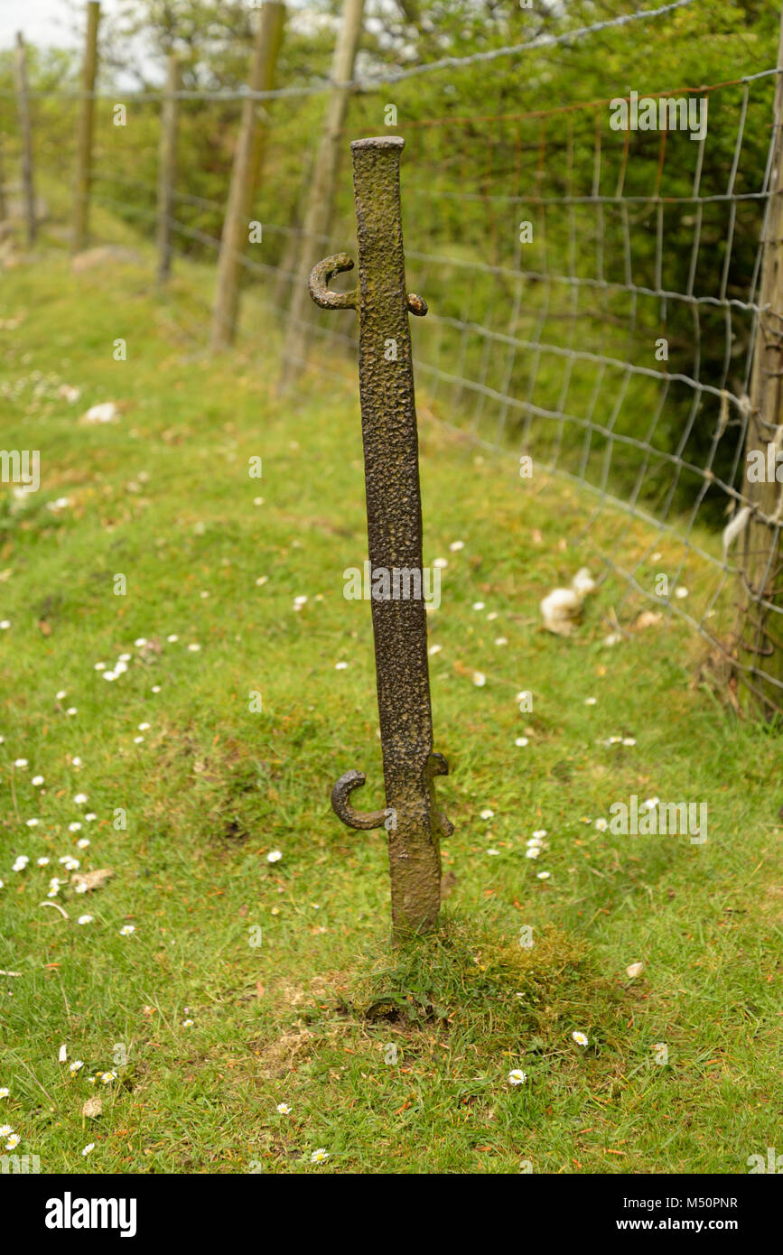 Antica recinzione posta sul percorso di Hill's Tramroad, Blaenavon Area del Patrimonio Foto Stock