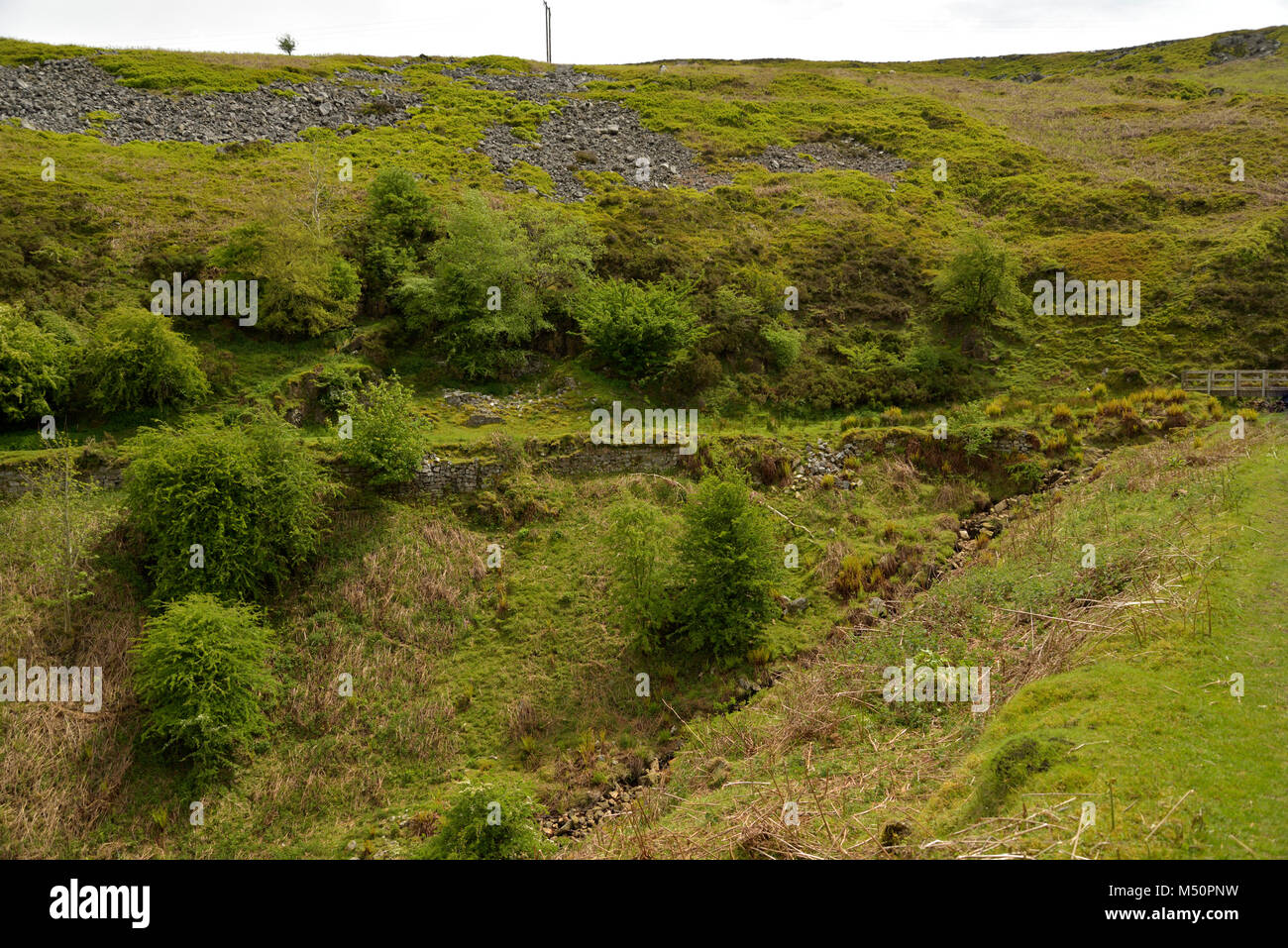 Hill's Tramroad a Cwm Ifor - una curva stretta intorno alla parte superiore del Cwm wuith ponte originale ora perso Foto Stock