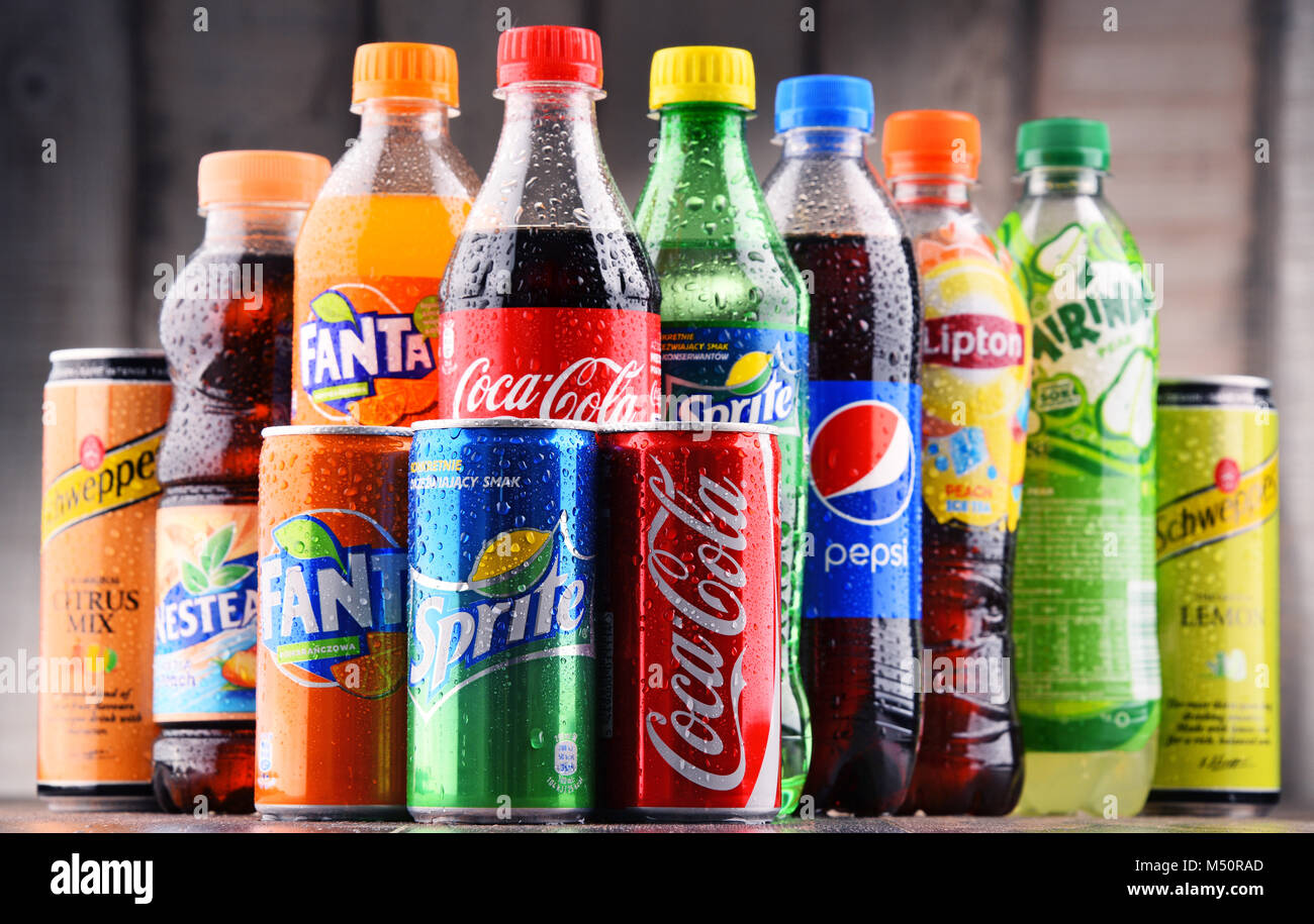 Bottiglie assortiti di global soft drinks Foto Stock