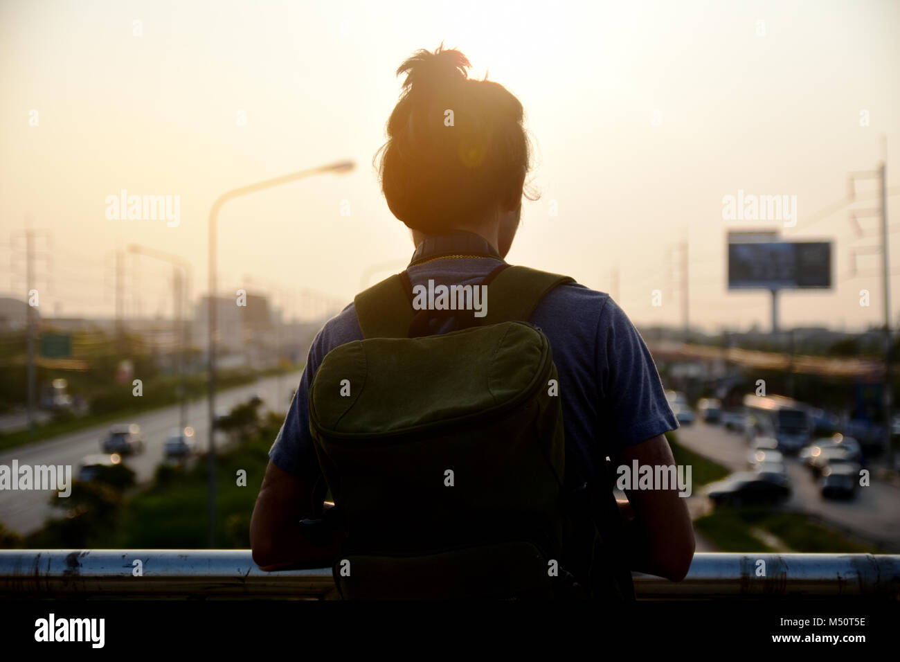 Silhouette uomo e indietro luce tecniche di fotografia,l'uomo tenere la fotocamera per scatti a breve su strada Foto Stock Silhouette uomo e indietro luce tecniche di fotografia,l'uomo tenere la fotocamera per scatti a breve su strada Foto Stock