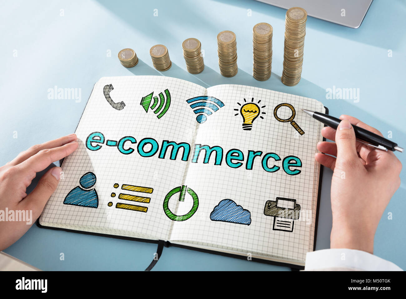Disegno donna Ecommerce Shopping Online concetto nel Blocco note Foto Stock