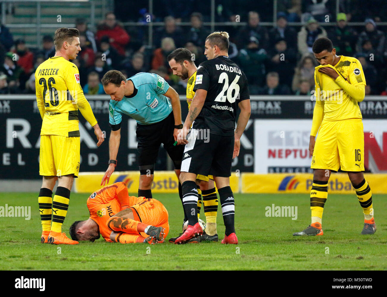 Sport, calcio, Bundesliga, 2017/2018, Borussia Moenchengladbach vs BVB Borussia Dortmund 0:1, Stadio Borussia Park, scena del match, cartellino giallo a Bobadilla (MG), f.l.t.r. Lukasz Piszczek (BVB), keeper Buerki Romano (BVB) lesioni arenarsi, arbitro Bastian Dankert, Gonzalo Castro (BVB), Raul Bobadilla (MG), Manuel Akanji (BVB) Foto Stock