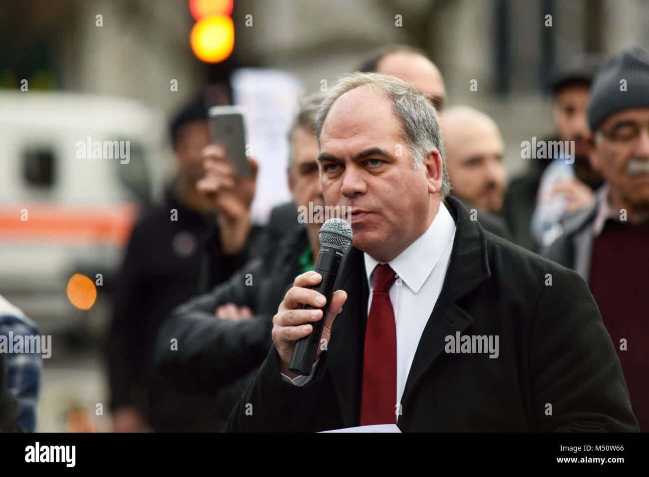 Charalambous Bambos MP parlando alla manifestazione contro turco presunti crimini di guerra in Afrin, una città curda in Siria. Londra, Regno Unito. Difendere Afrin. Foto Stock