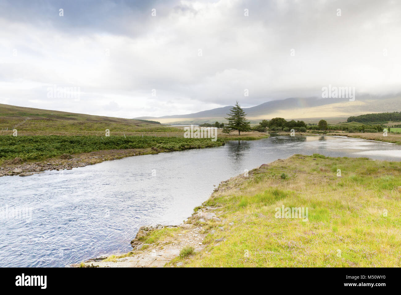 Highlands scozzesi in estate con poco nuvoloso sky Scozia Scotland Foto Stock