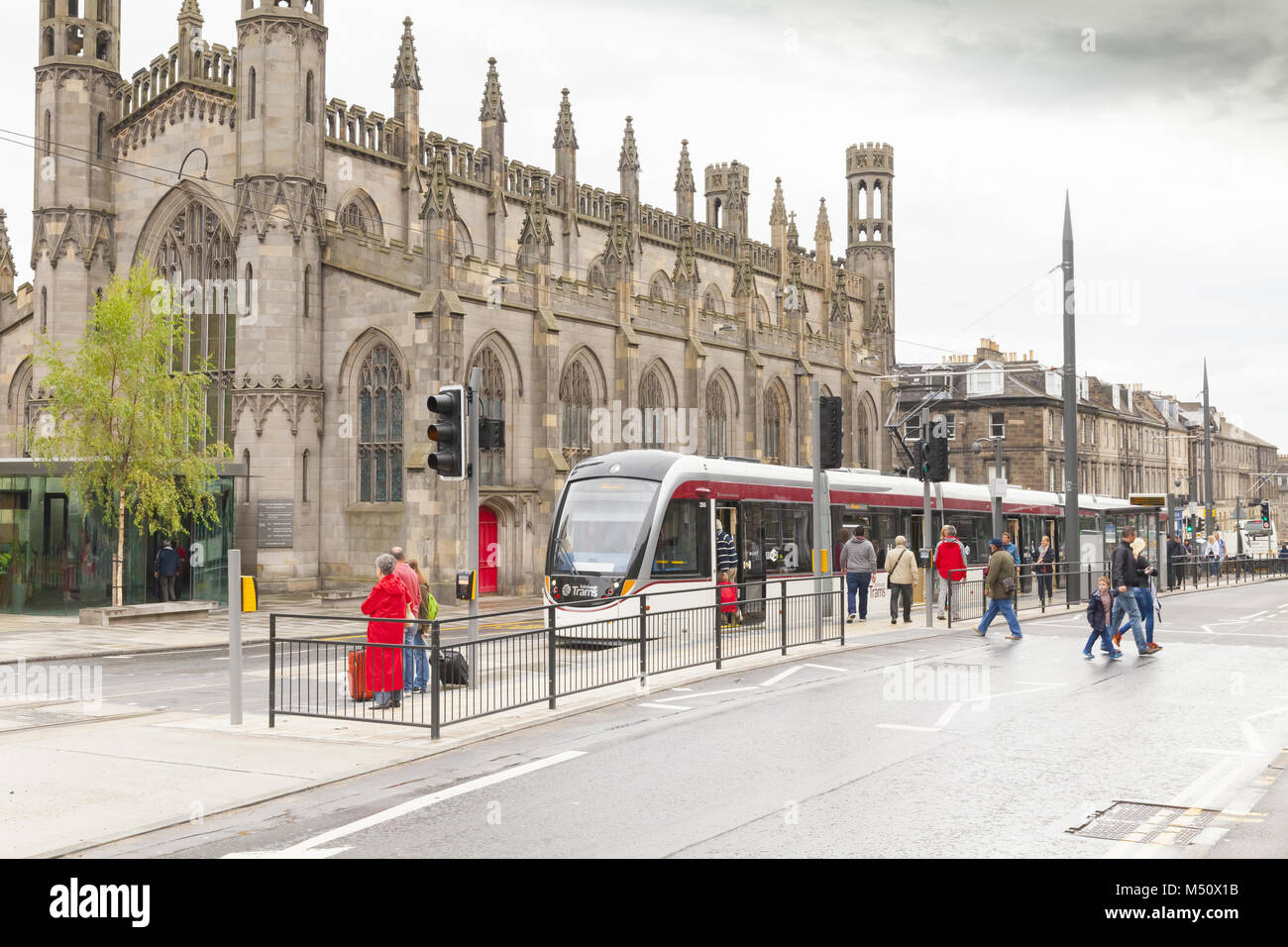 Chiesa di Scozia Edimburgo con il tram n. Foto Stock