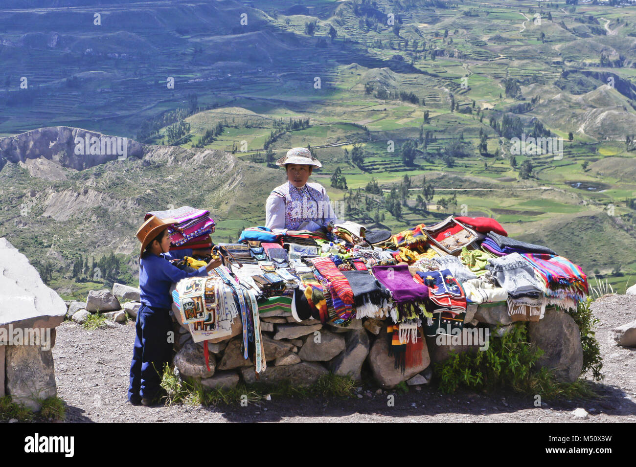 Colca Valley, Perù, donna indiana tradizionale venditore Foto Stock