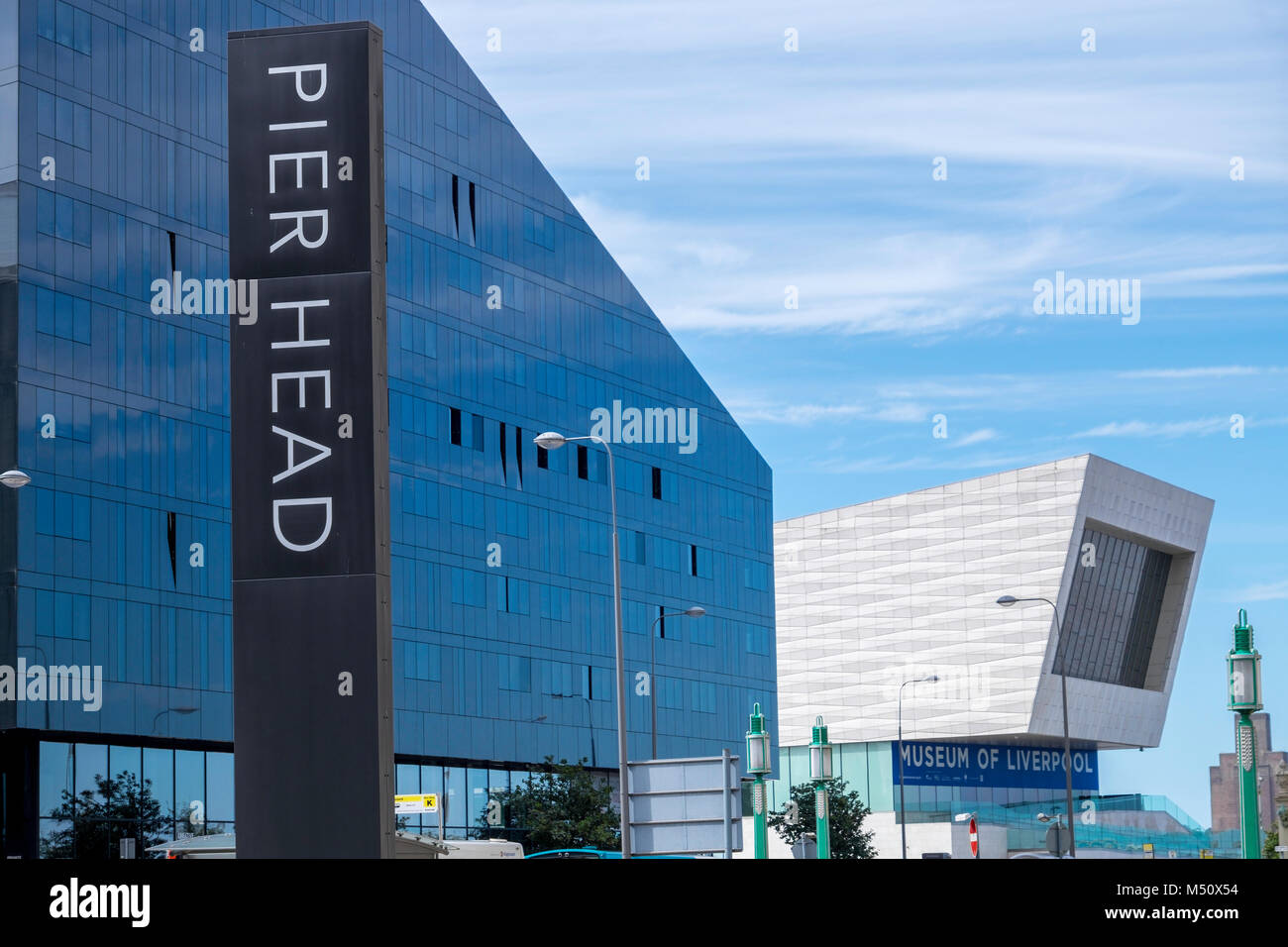 Liverpool Pier Head con l'isola di Mann e Museo di edifici. Foto Stock