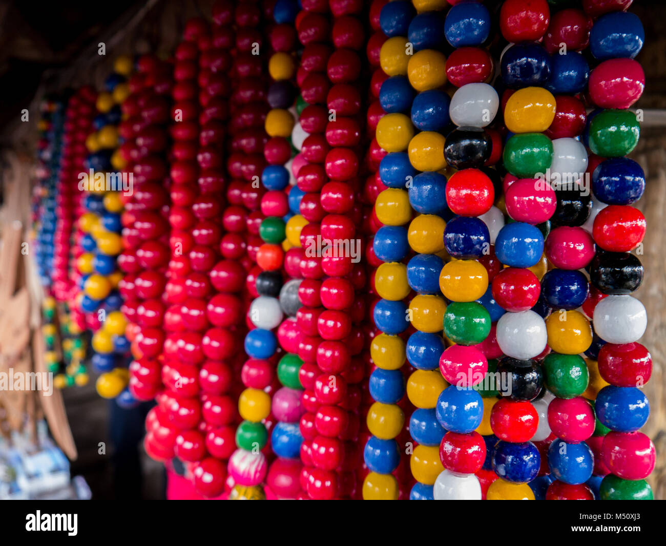 Set di perline colorate in un recinto per il Mardi Gras,New Orleans in Louisiana, USA.in tempo di carnevale raccolta, craft, creative Foto Stock