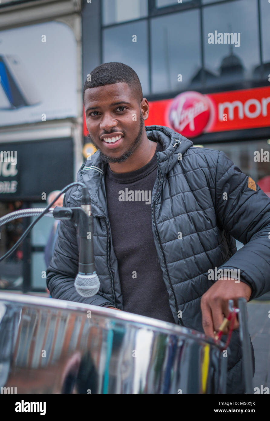 Busker riproduzione di un tamburo di acciaio in Leicester city centre. Foto Stock