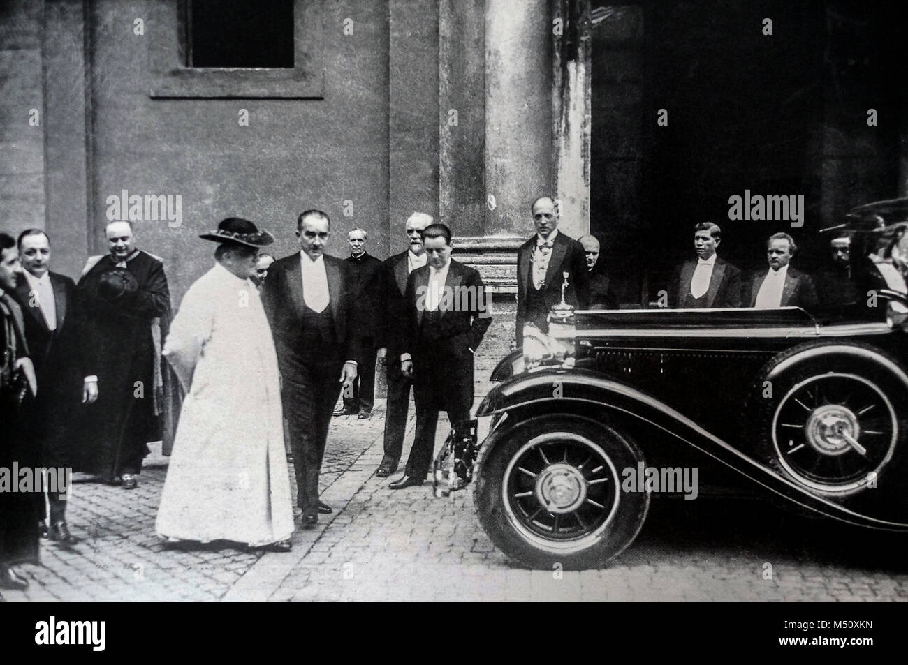 Il Papa Pio XI di fronte al 'autobus limousine' otto cilindri a 'Nurburg' dato a lui da Mercedes-Benz Novembre 17, 1930 Foto Stock