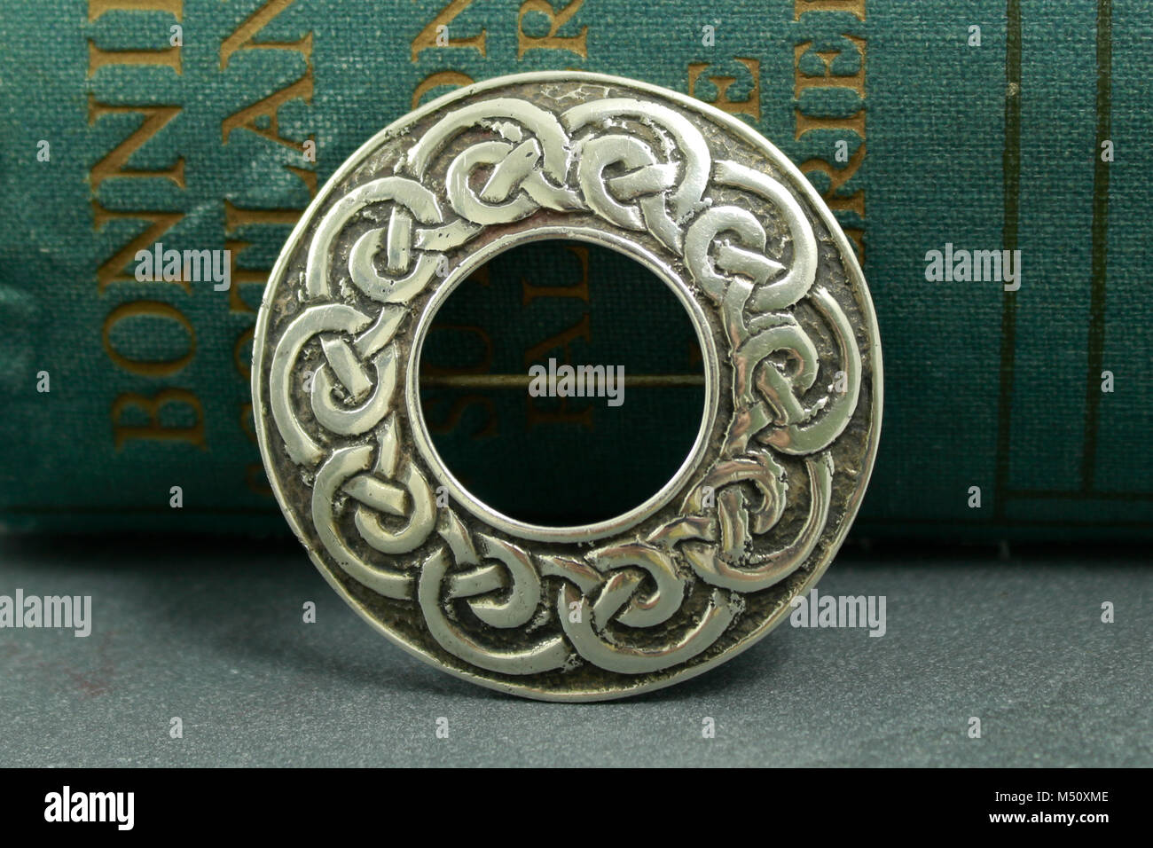 Nodo celtico design Spilla argento, Gioielli scozzese metà secolo  realizzata in Iona Scozia da John Hart Foto stock - Alamy