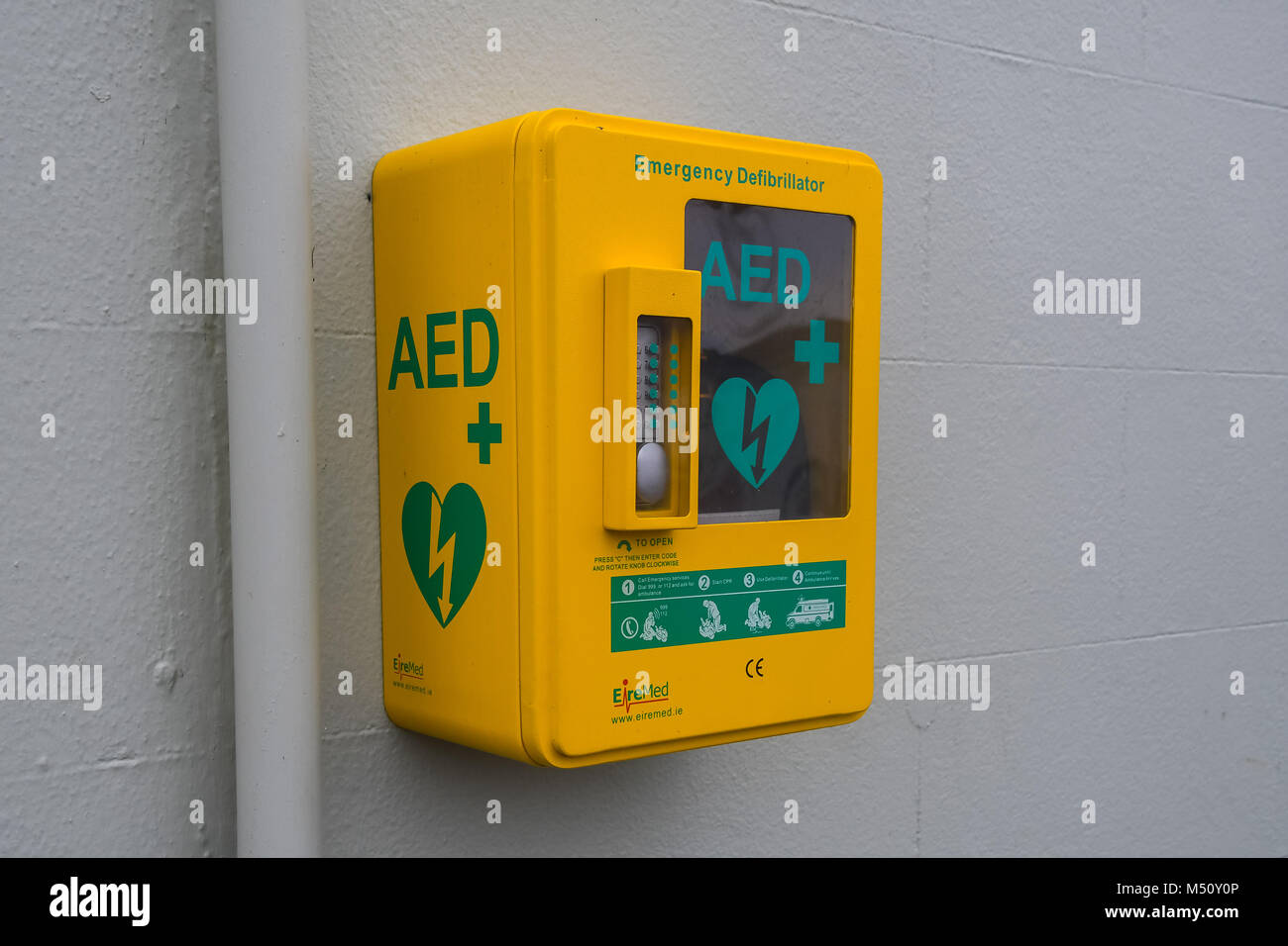 Defibrilator sulla parete dal porto di Aberaeron West Wales Foto Stock