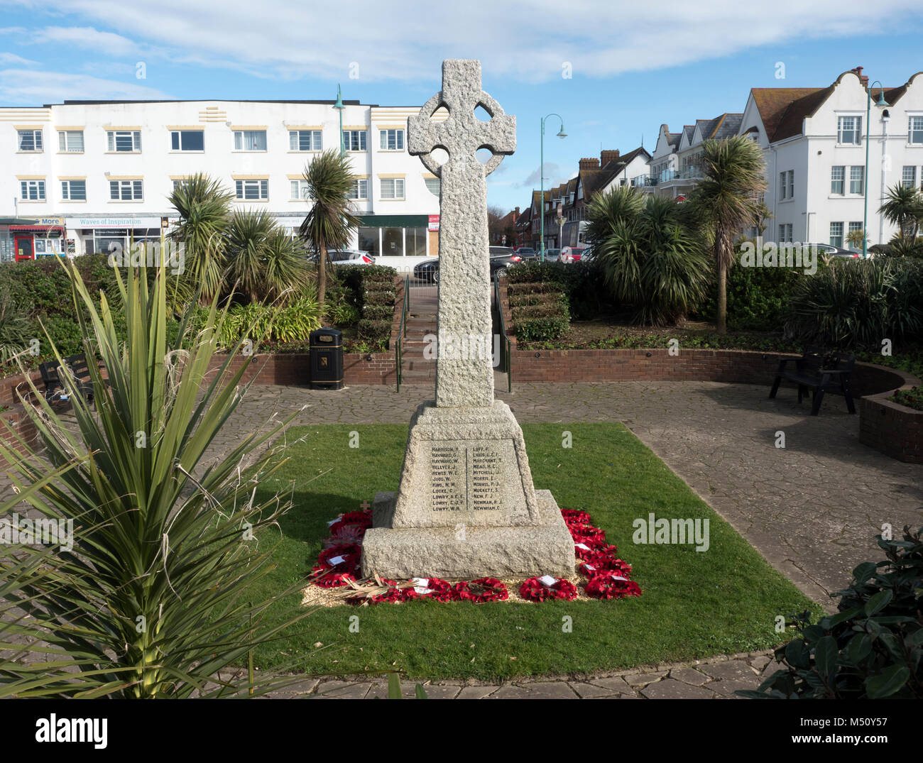 Civic Memoriale di guerra in Marine Parade East, Esher, Hampshire, Inghilterra, Regno Unito Foto Stock