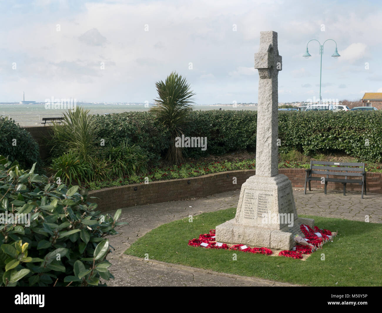 Civic Memoriale di guerra in Marine Parade East, Esher, Hampshire, Inghilterra, Regno Unito Foto Stock