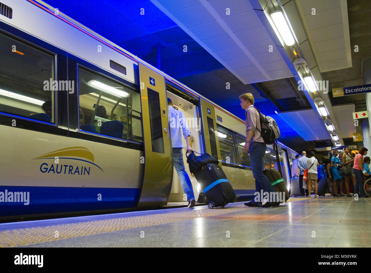 I passeggeri di salire a bordo del Gautrain Foto Stock