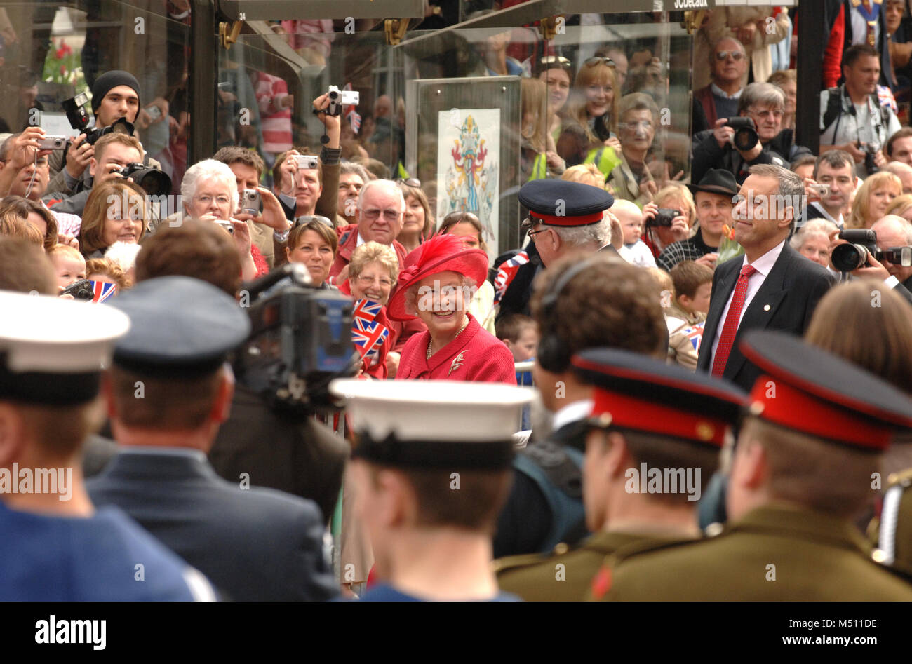 Queen Elizabeth II passeggiate attraverso Windsor per il suo ottantesimo compleanno. WINDSOR, Berks, Inghilterra. Xxi Aprile 2006. Foto Stock