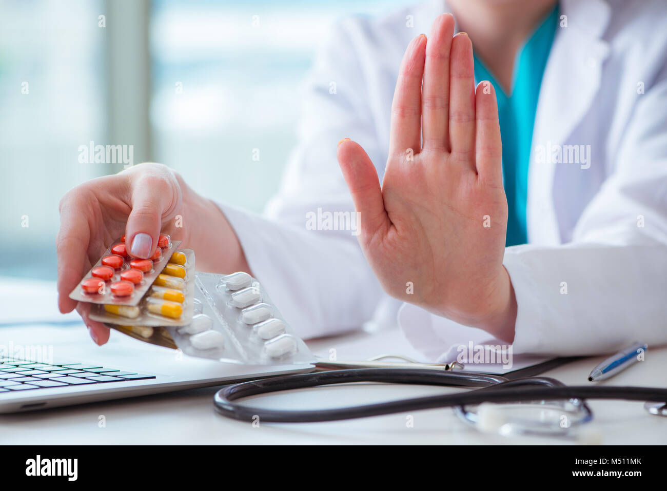 Medico con farmaci prescritti nel concetto medico Foto Stock