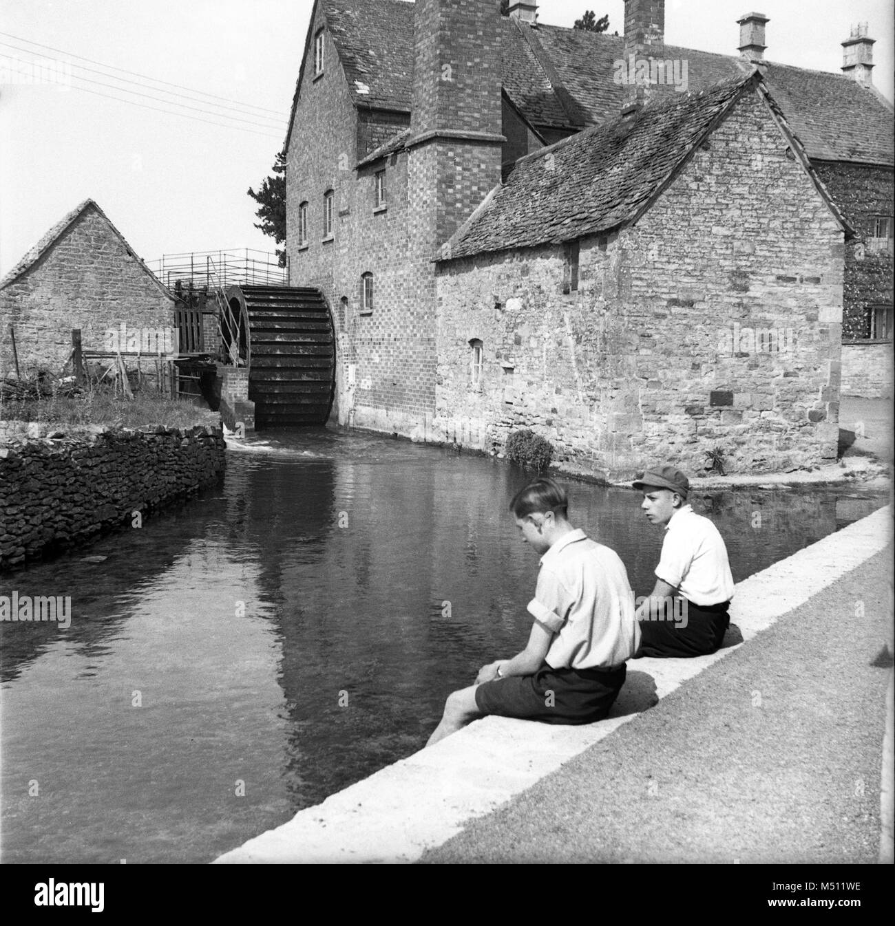 Il Vecchio Mulino in Lower Slaughter, Gloucestershire in 1952 Inghilterra, Regno Unito Foto Stock