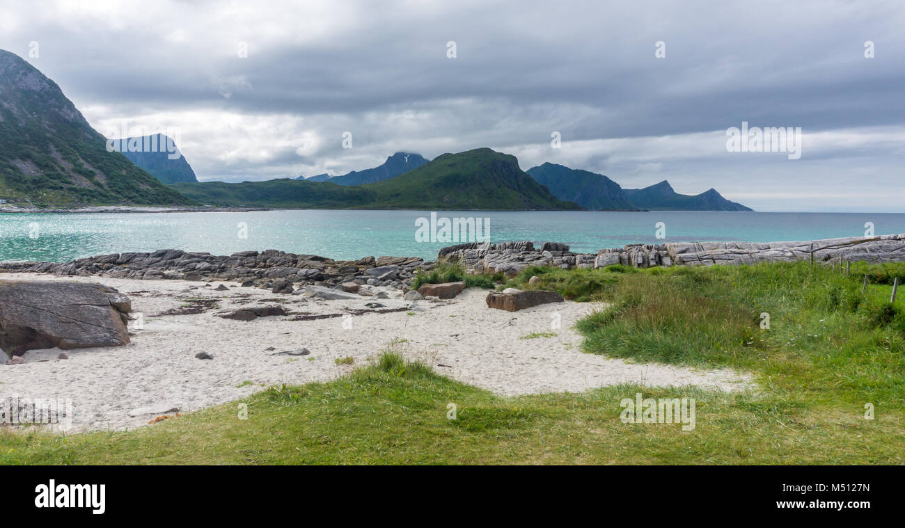 Spiaggia rocciosa, sabbiosa spiaggia con acque turchesi, arcipelago delle Lofoten, Norvegia. Nazionale percorso turistico Lofoten Foto Stock
