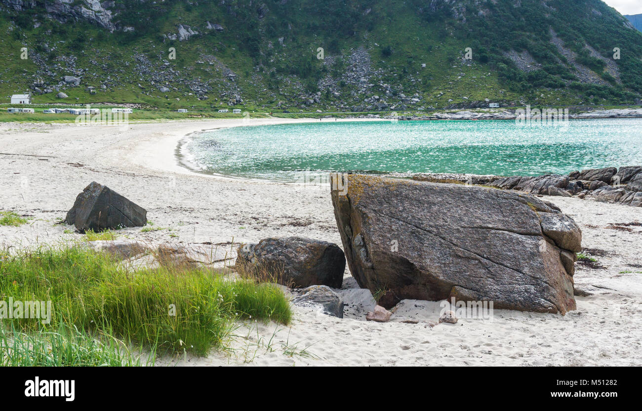 Spiaggia rocciosa, sabbiosa spiaggia con acque turchesi, arcipelago delle Lofoten, Norvegia. Nazionale percorso turistico Lofoten Foto Stock