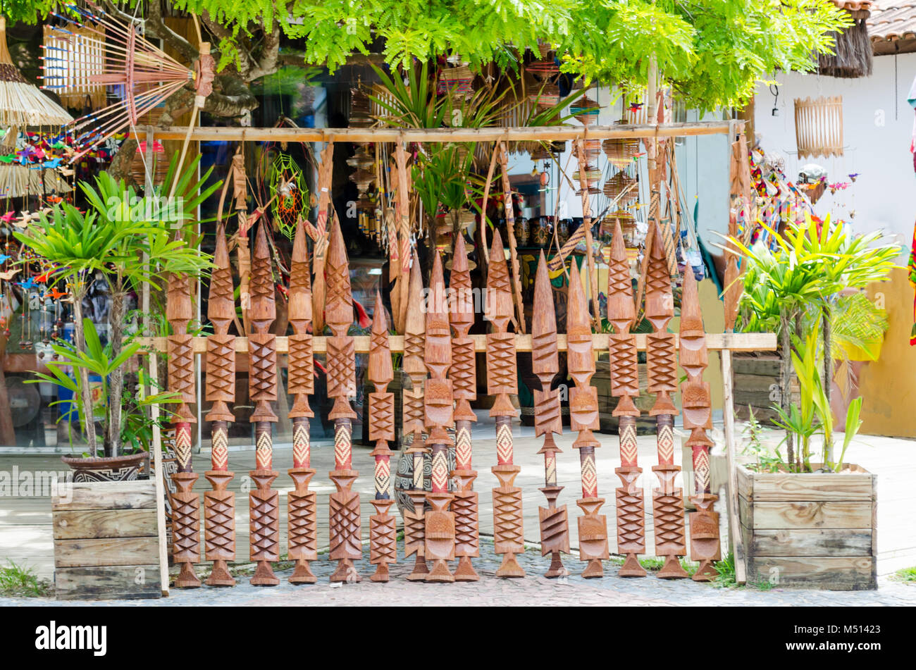 Indigeni brasiliani armi di decorazione essendo venduto a una fiera di artigianato in Bahia in Brasile. Pataxó spears. Foto Stock