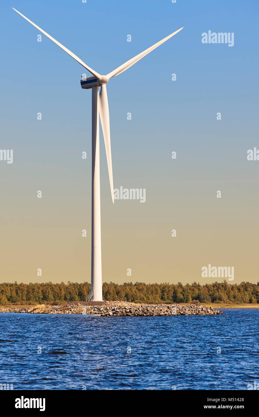 Turbina eolica nel mar Baltico. Fonti di energia verde. Finlandia Foto Stock