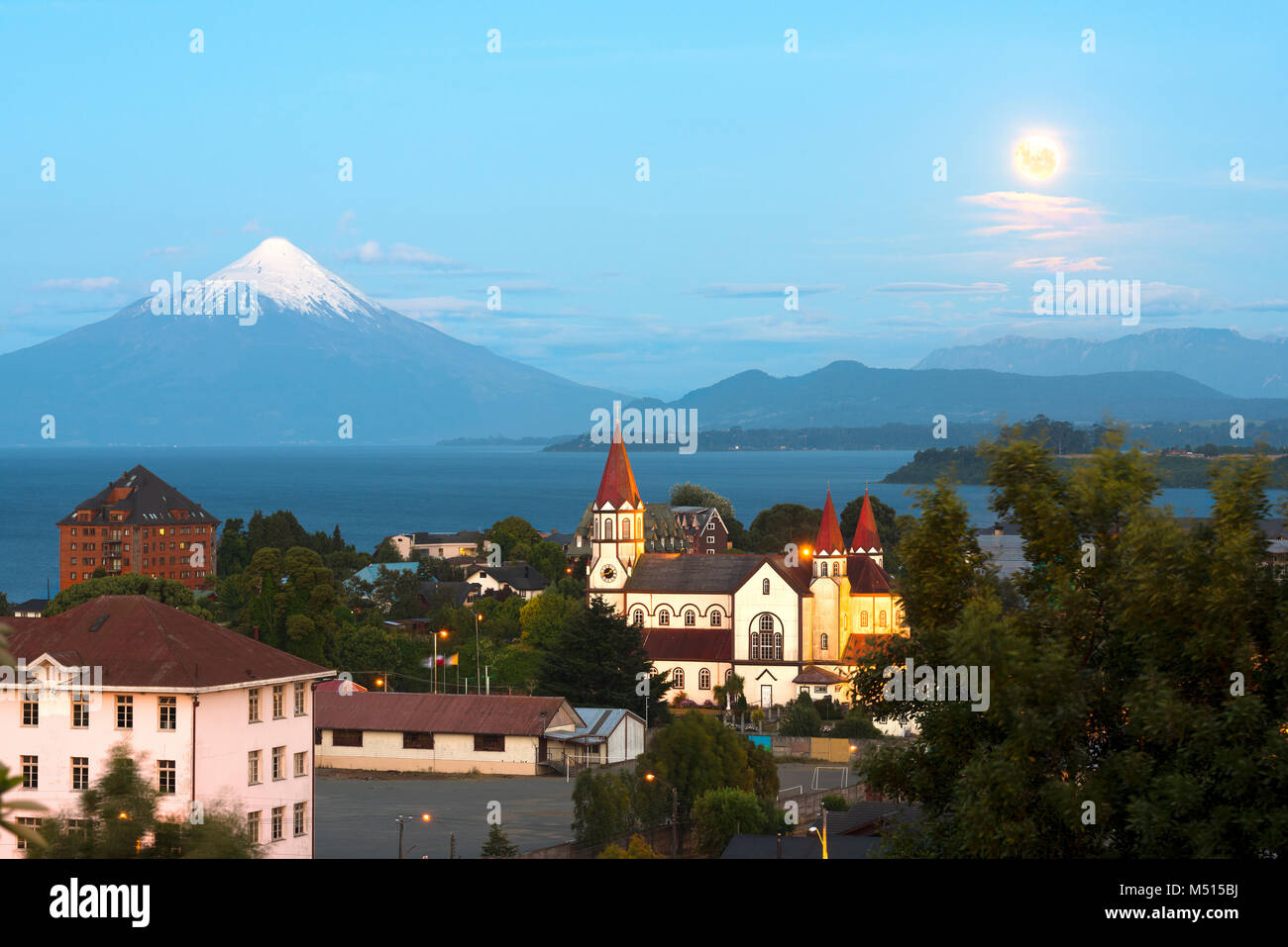 Luna crescente su Puerto Varas sulle rive del Lago Llanquihue con vulcano Osorno nel retro, X Regione de Los Lagos, Cile Foto Stock