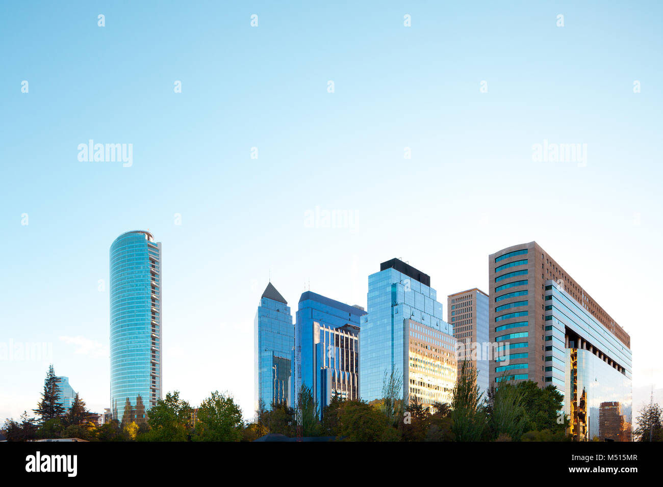 Skyline di edifici moderni a Las Condes distretto, Santiago del Cile Foto Stock