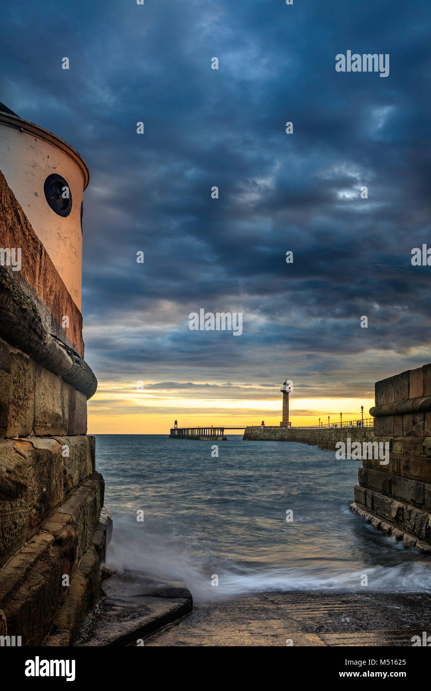 Rising Tide all'alba nella famosa cittadina di Whitby sulla costa nord est dell' Inghilterra Foto Stock