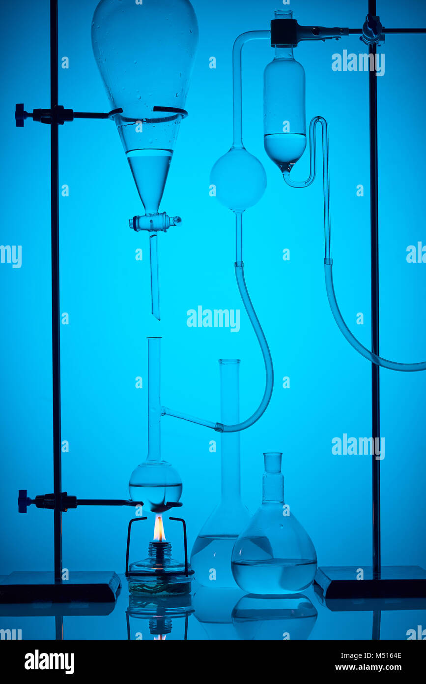 Analisi chimica con sostanza in laboratorio su blu Foto Stock