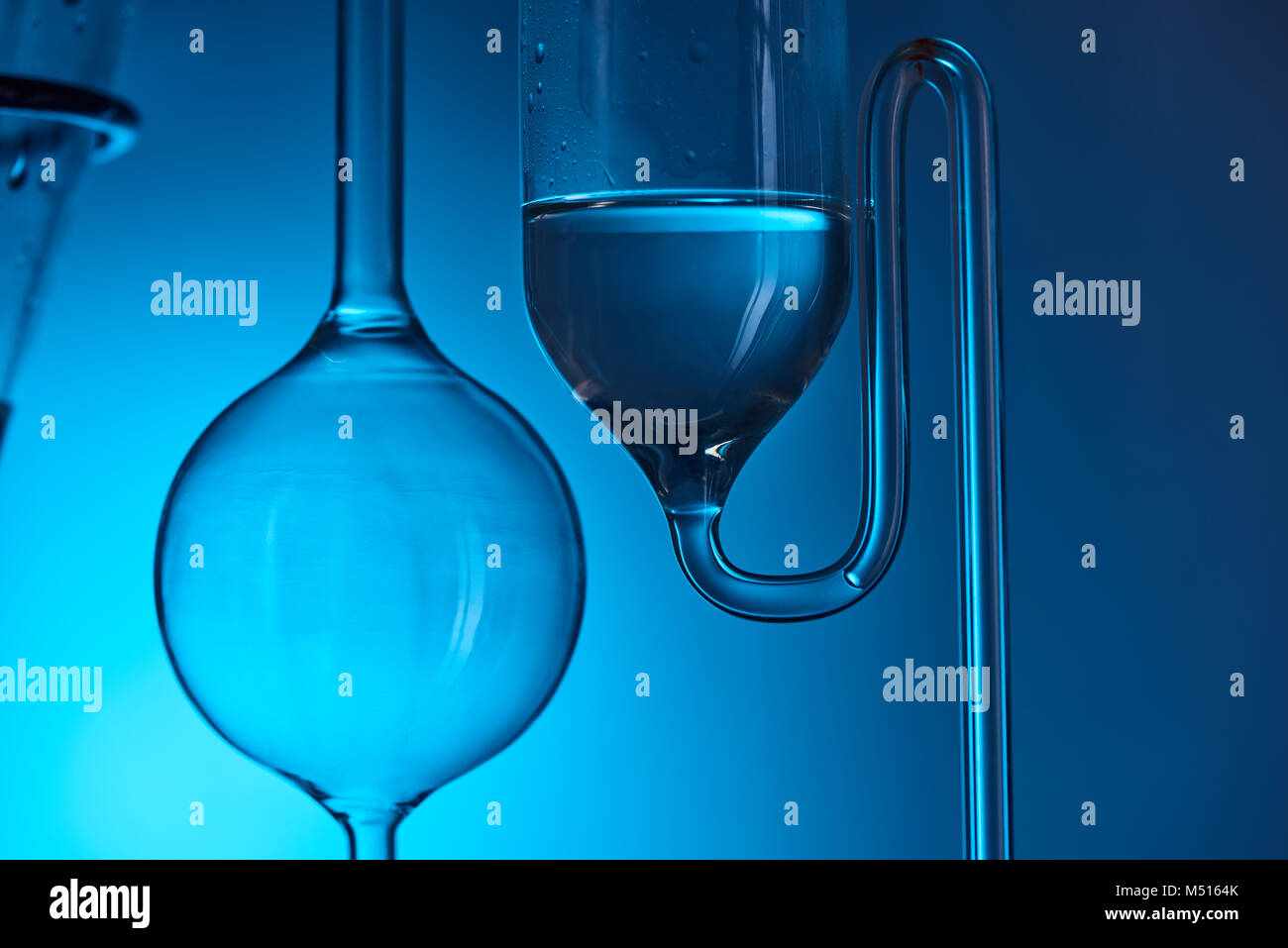 Analisi chimica in laboratorio isolato su blu Foto Stock