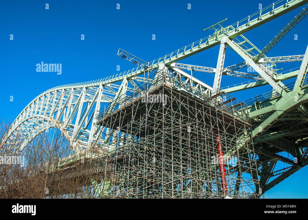 Silver Jubilee Bridge, "ponte Runcorn-Widnes' o Runcorn Bridge subendo lavori strutturali nel 2010, Cheshire, Regno Unito. Foto Stock