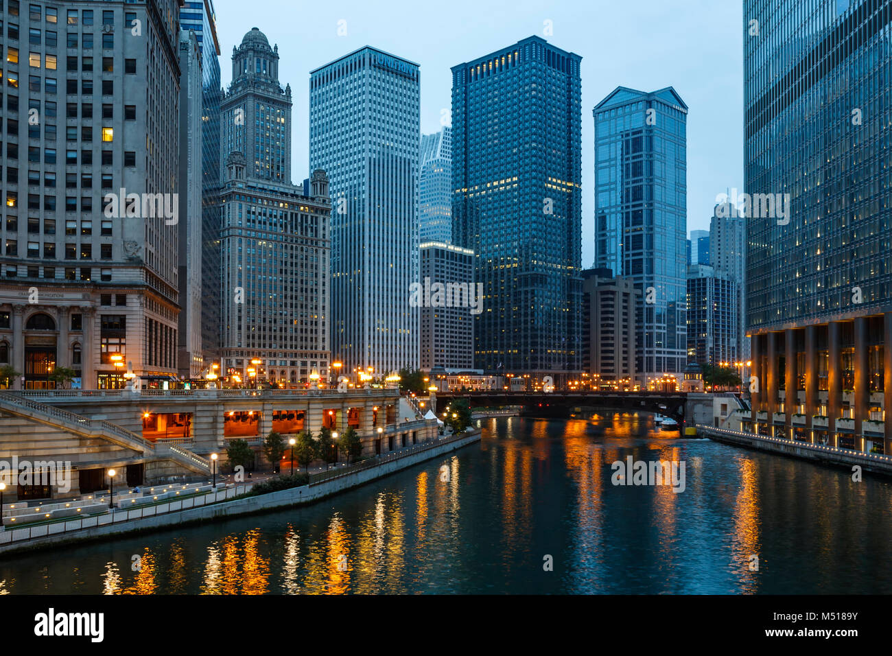 Edifici e del fiume Chicago, Chicago, Illinois USA Foto Stock