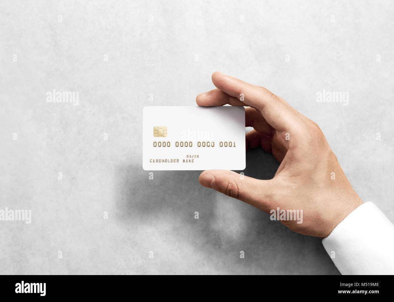 Mano azienda vuoto bianco carta di credito mockup con chip e goffrato gold  info. Pianura banca di plastica-card frontale display, design mock up. Il  denaro elettronico Foto stock - Alamy