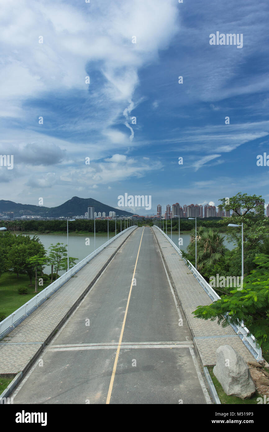 Ponte stradale in Cina con assenza di traffico Foto Stock