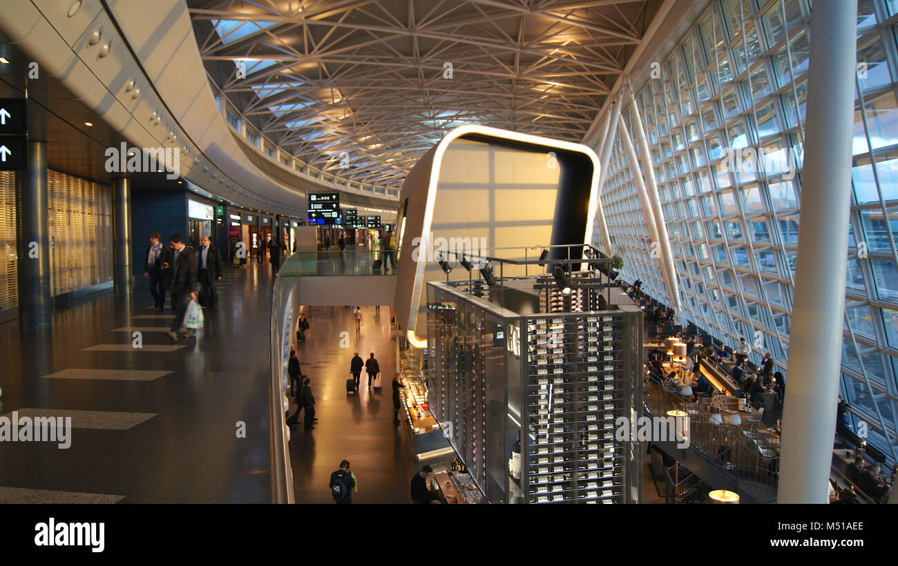 Zurigo, Svizzera - MAR 31st, 2015: Aeroporto di Kloten interno, area di attesa all'interno dell'edificio del terminal. L'aeroporto è a 13 chilometri a nord del centro di Zurigo, nei comuni di Kloten Foto Stock