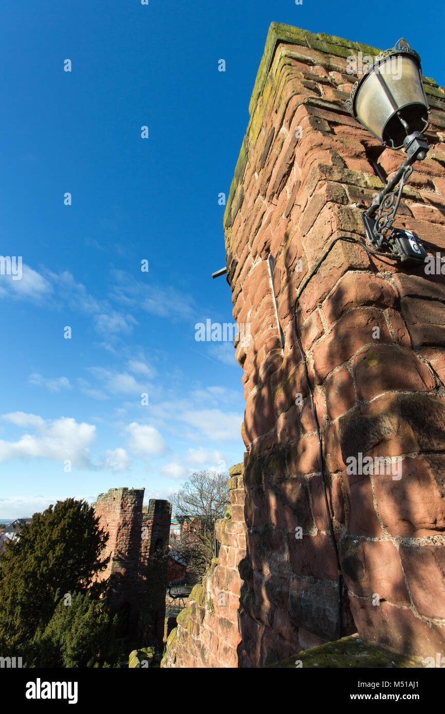 Città di Chester, Inghilterra. Vista pittoresca della parete cilindrico che conduce dal Bonewaldesthorne's Tower su Chester City Walls, alla torre d'acqua. Foto Stock