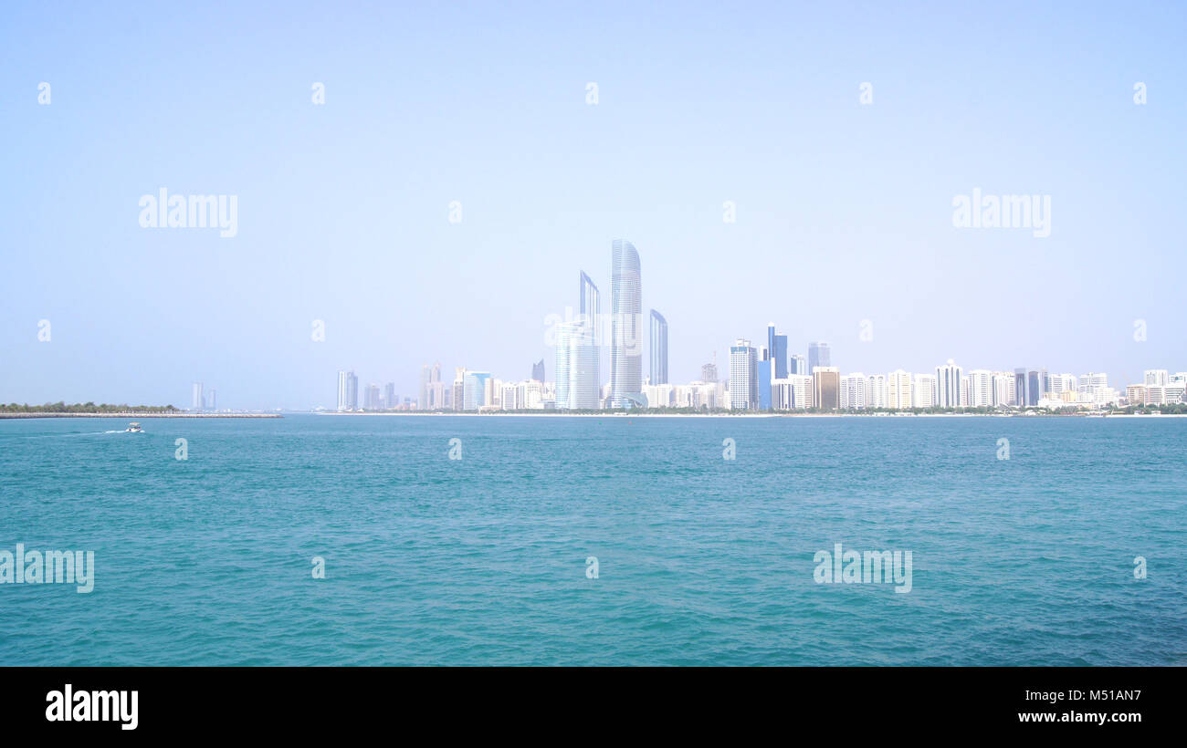 ABU DHABI, Emirati Arabi Uniti - 4 aprile 2014: vista dello skyline del centro commerciale Marina Foto Stock