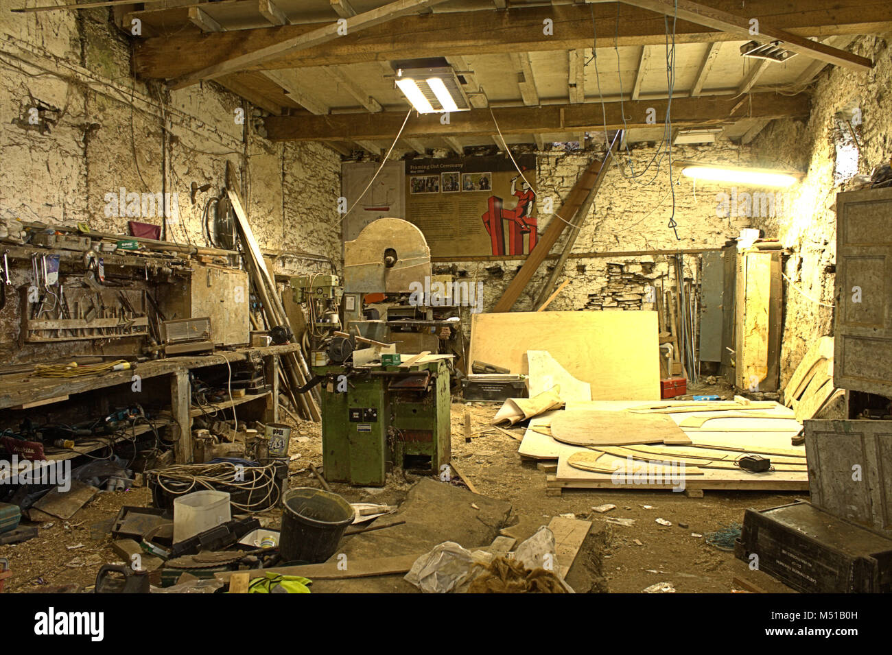 L'interno di un vecchio costruttori di navi officina, con gli strumenti e i modelli in legno sparsi intorno. Foto Stock